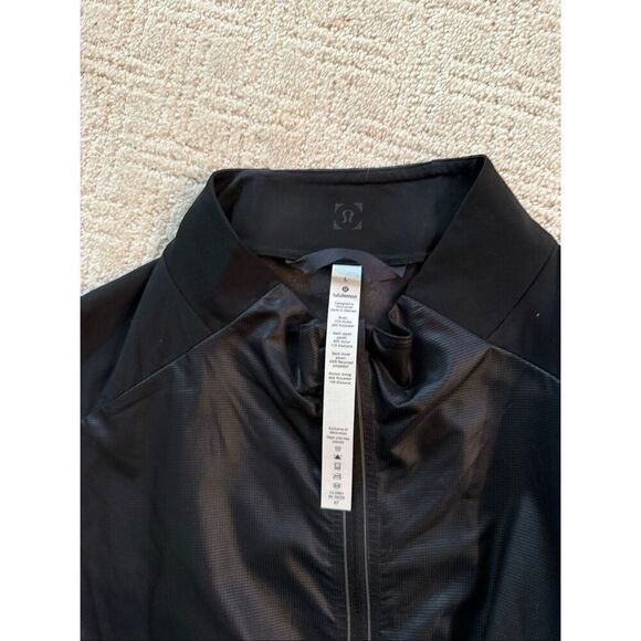 NWOT Men’s Lululemon Lightweight Vest - Picture 5 of 9